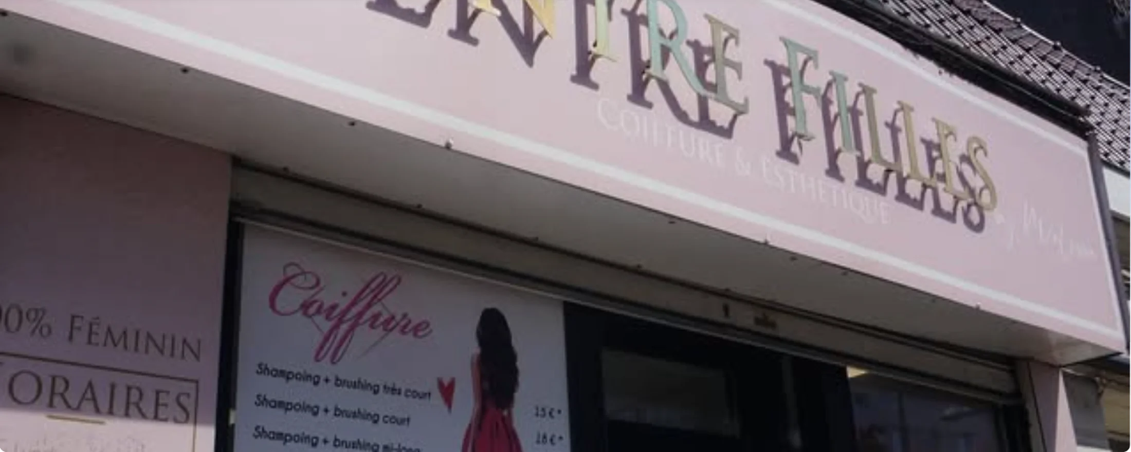 Façade rose du salon Entre Filles Coiffure & Esthétique, 100% féminin, à Saint-Pol-sur-Mer