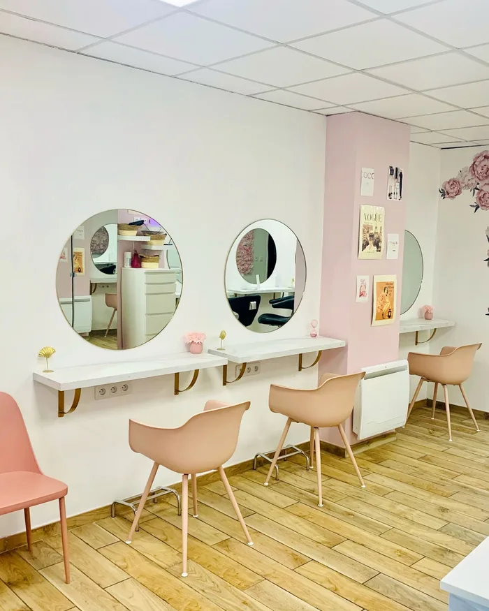 Intérieur du salon Entre Filles, postes de coiffage à Saint-Pol-sur-Mer