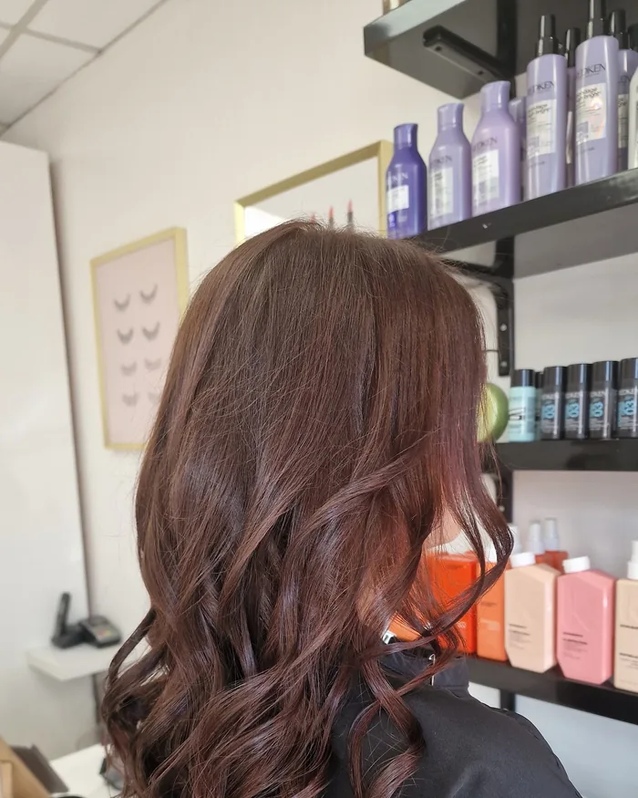 Coloration brune ondulée réalisée chez Entre Filles, salon de coiffure à Saint-Pol-sur-Mer