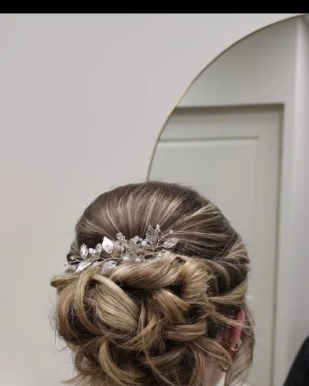 Chignon tressé avec peigne strassé réalisé chez Entre Filles, salon de coiffure à Saint-Pol-sur-Mer